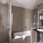 Salle de bain de l’Appartement Vue Jardin avec une baignoire, un lavabo et une douche à l’hôtel Regent’s Garden