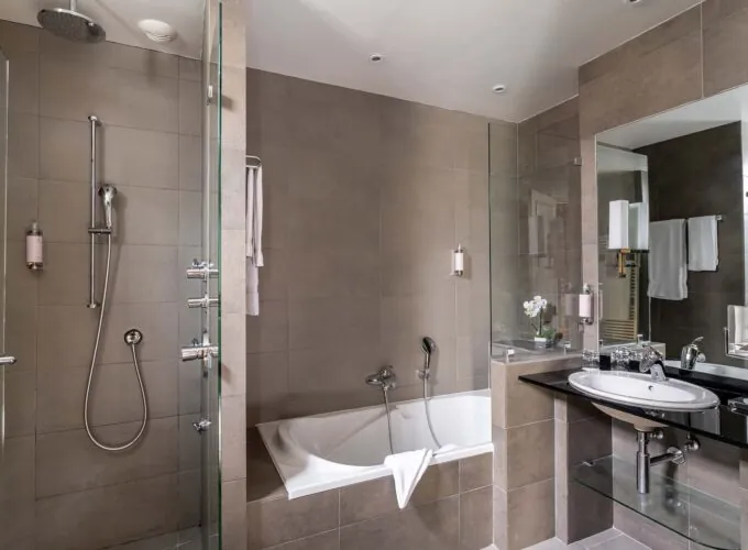 Salle de bain de l’Appartement Vue Jardin avec une baignoire, un lavabo et une douche à l’hôtel Regent’s Garden