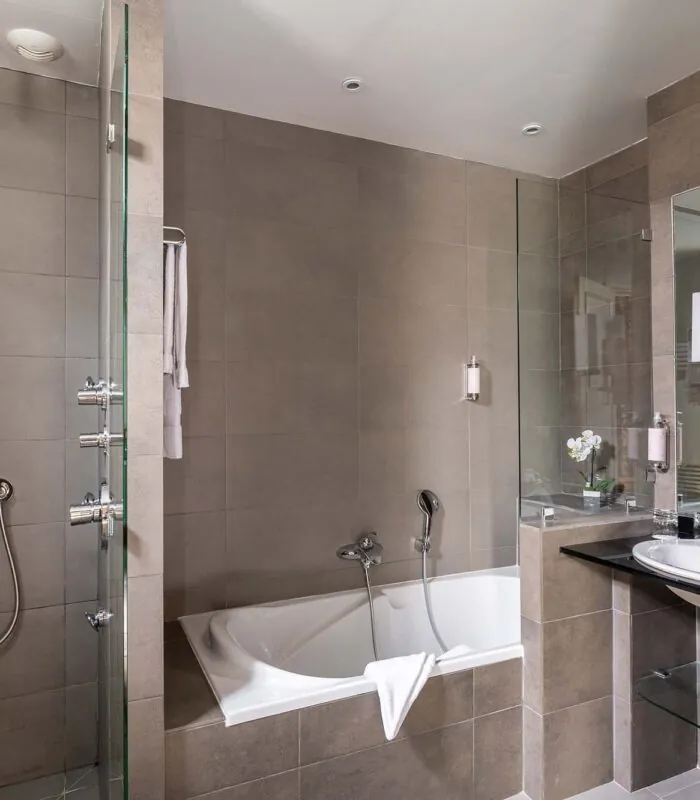 Salle de bain de l’Appartement Vue Jardin avec une baignoire, un lavabo et une douche à l’hôtel Regent’s Garden