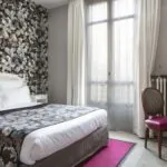 Chambre Double avec un lit, un bureau et une chaise à l’hôtel Regent’s Garden