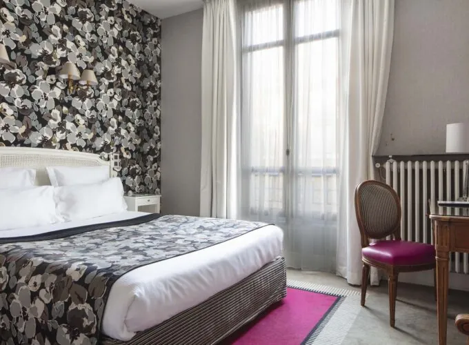 Chambre Double avec un lit, un bureau et une chaise à l’hôtel Regent’s Garden