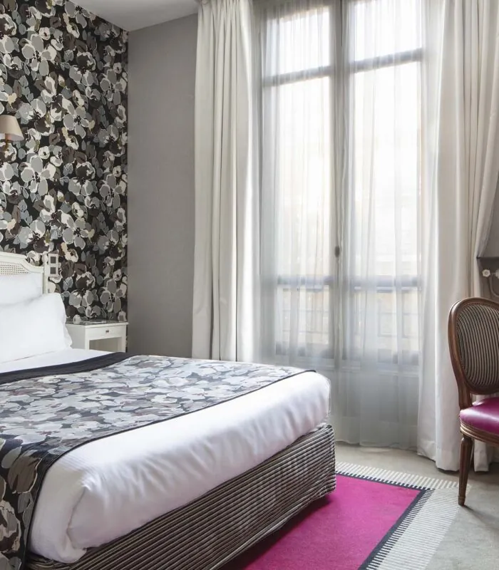Chambre Double avec un lit, un bureau et une chaise à l’hôtel Regent’s Garden