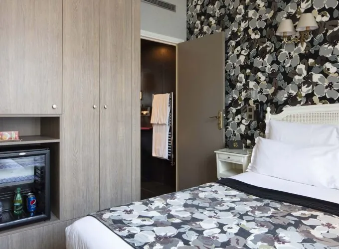 Chambre Double avec un lit et un réfrigérateur Pepsi à l’hôtel Regent’s Garden