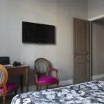 Chambre Double avec un bureau, une chaise et une télévision à écran plat à l’hôtel Regent’s Garden