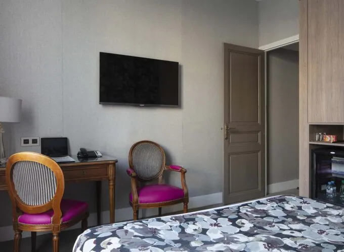 Chambre Double avec un bureau, une chaise et une télévision à écran plat à l’hôtel Regent’s Garden