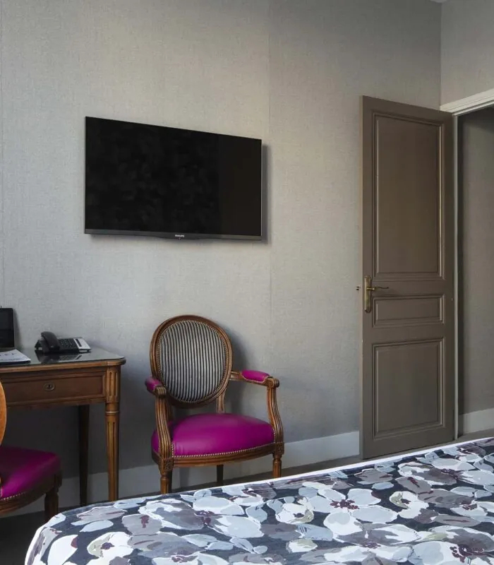 Chambre Double avec un bureau, une chaise et une télévision à écran plat à l’hôtel Regent’s Garden
