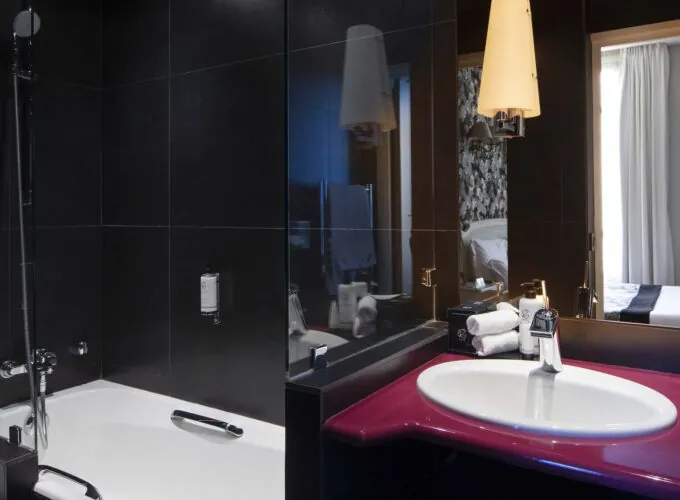 Salle de bain Chambre Double avec un lavabo, une baignoire et un miroir à l’hôtel Regent’s Garden