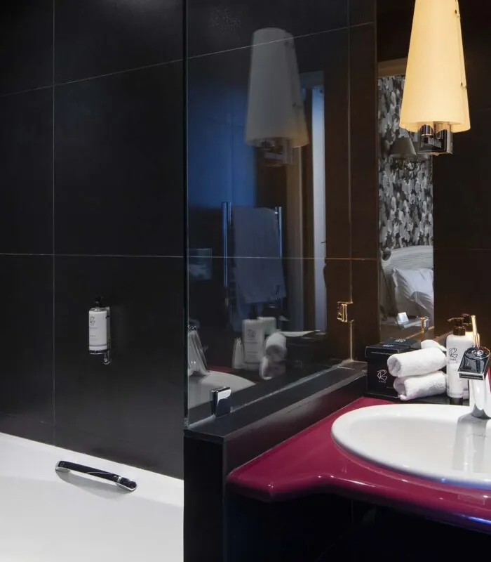 Salle de bain Chambre Double avec un lavabo, une baignoire et un miroir à l’hôtel Regent’s Garden