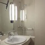 Salle de bain Chambre Double avec un lavabo, un miroir et une douche à l’hôtel Regent’s Garden
