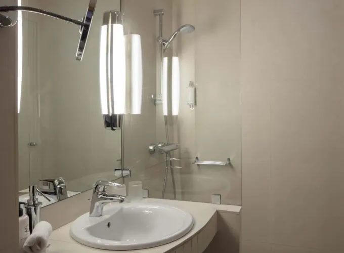 Salle de bain Chambre Double avec un lavabo, un miroir et une douche à l’hôtel Regent’s Garden
