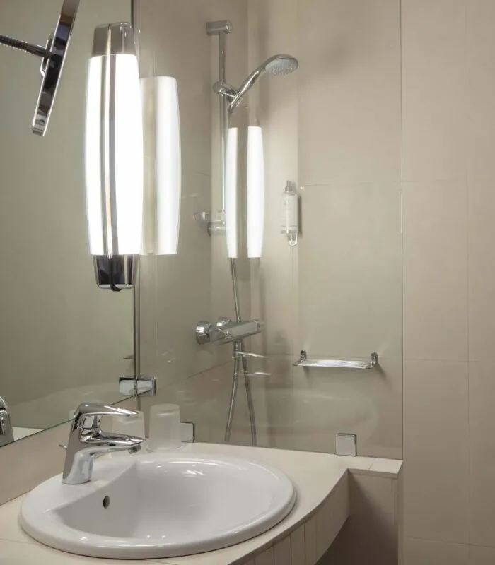 Salle de bain Chambre Double avec un lavabo, un miroir et une douche à l’hôtel Regent’s Garden