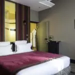 Chambre Double Supérieure avec un lit et un tableau au mur à l’hôtel Regent's Garden