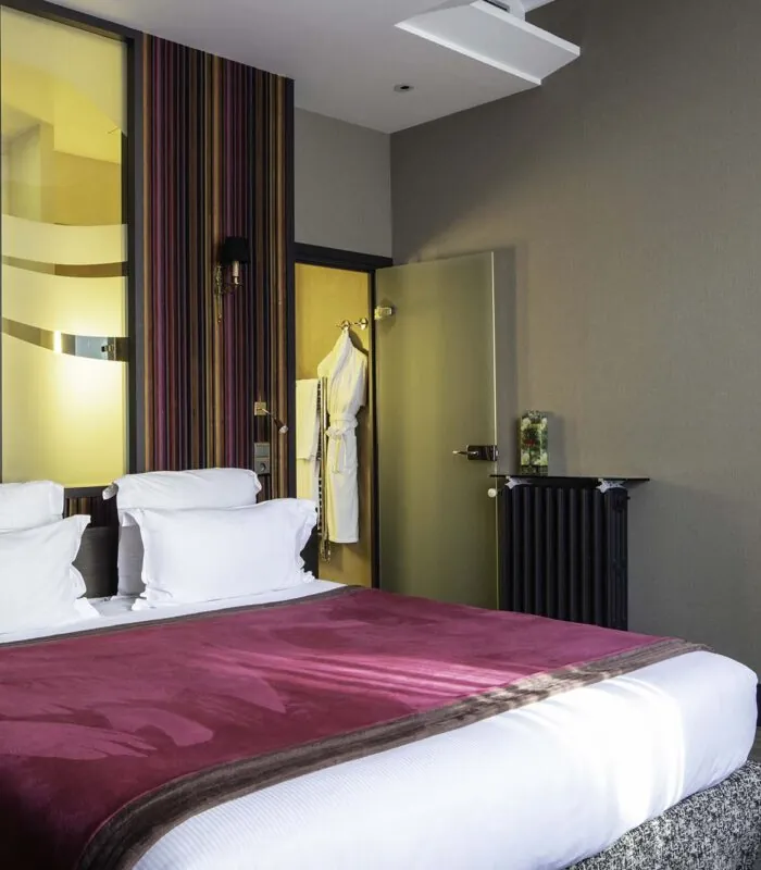 Chambre Double Supérieure avec un lit et un tableau au mur à l’hôtel Regent's Garden