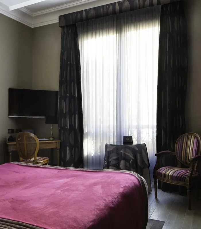 Chambre Double Supérieure avec un lit rouge et une chaise à l’hôtel Regent's Garden