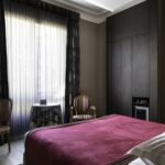 Chambre Double Supérieure avec un lit, une chaise et un miroir à l’hôtel Regent's Garden