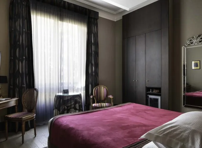 Chambre Double Supérieure avec un lit, une chaise et un miroir à l’hôtel Regent's Garden