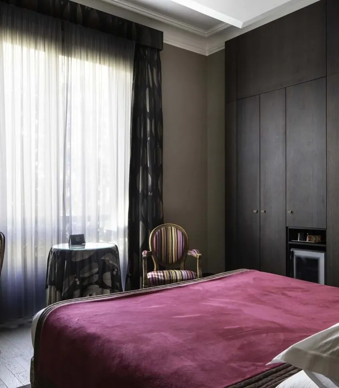 Chambre Double Supérieure avec un lit, une chaise et un miroir à l’hôtel Regent's Garden