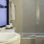 Salle de bain de la Chambre Double Supérieure avec un lavabo, une baignoire et une douche à l’hôtel Regent’s Garden