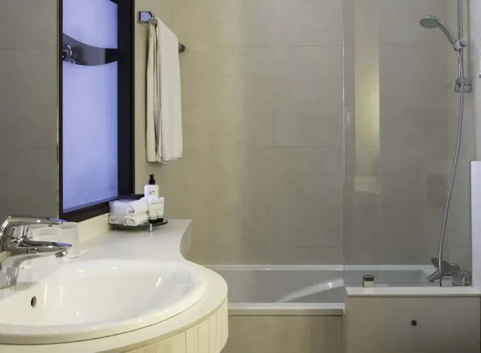 Salle de bain de la Chambre Double Supérieure avec un lavabo, une baignoire et une douche à l’hôtel Regent’s Garden