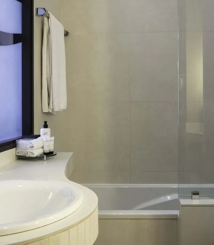 Salle de bain de la Chambre Double Supérieure avec un lavabo, une baignoire et une douche à l’hôtel Regent’s Garden