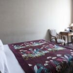 Chambre Double Supérieure Vue Jardin avec un couvre-lit violet à motifs floraux à l’hôtel Regent’s Garden