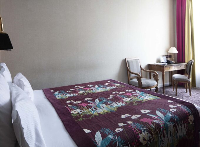 Chambre Double Supérieure Vue Jardin avec un couvre-lit violet à motifs floraux à l’hôtel Regent’s Garden