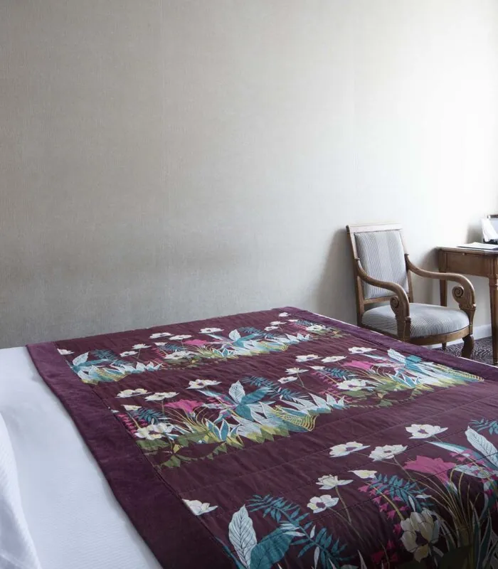 Chambre Double Supérieure Vue Jardin avec un couvre-lit violet à motifs floraux à l’hôtel Regent’s Garden