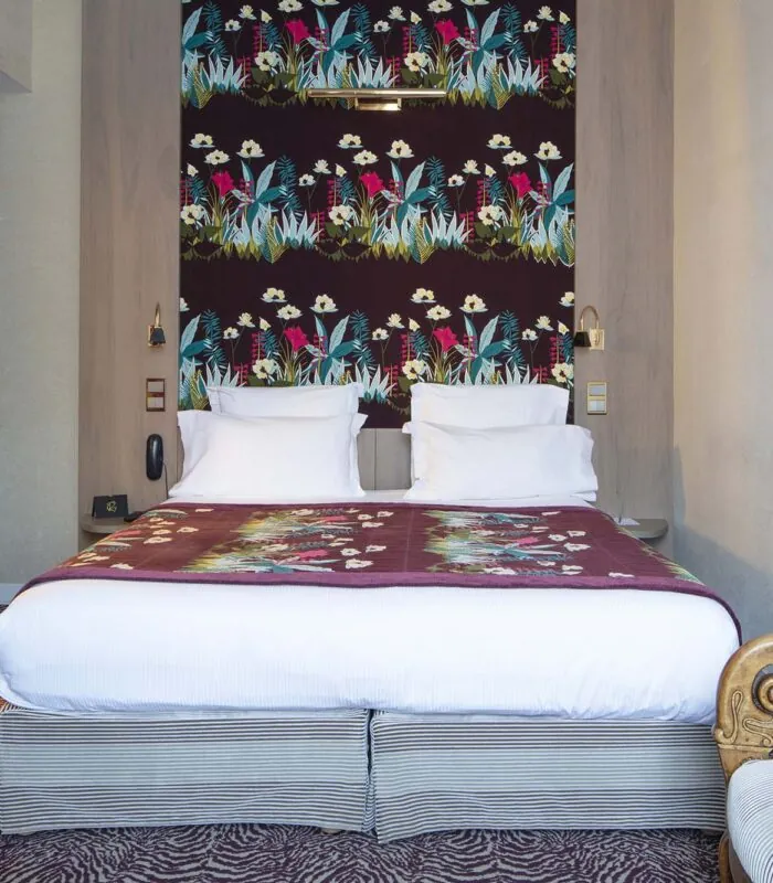 Lit de la Chambre Double Supérieure Vue Jardin avec un papier peint fleuri sur le mur à l’hôtel Regent’s Garden