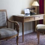 Chaise à côté d’un bureau dans la Chambre Double Supérieure Vue Jardin à l’hôtel Regent’s Garden