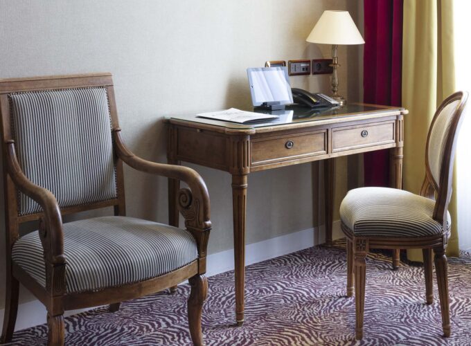 Chaise à côté d’un bureau dans la Chambre Double Supérieure Vue Jardin à l’hôtel Regent’s Garden