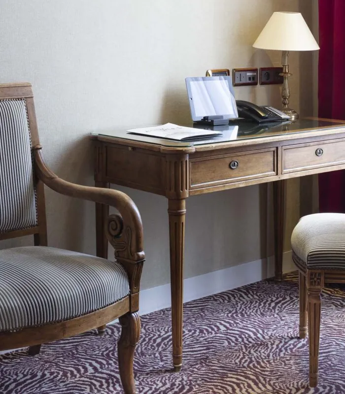 Chaise à côté d’un bureau dans la Chambre Double Supérieure Vue Jardin à l’hôtel Regent’s Garden