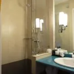 Salle de bain de la Chambre Double Supérieure Vue Jardin avec un lavabo, un miroir et une douche à l’hôtel Regent’s Garden