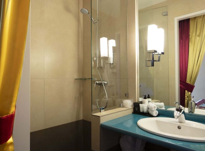 Salle de bain de la Chambre Double Supérieure Vue Jardin avec un lavabo, un miroir et une douche à l’hôtel Regent’s Garden