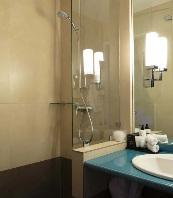 Salle de bain de la Chambre Double Supérieure Vue Jardin avec un lavabo, un miroir et une douche à l’hôtel Regent’s Garden