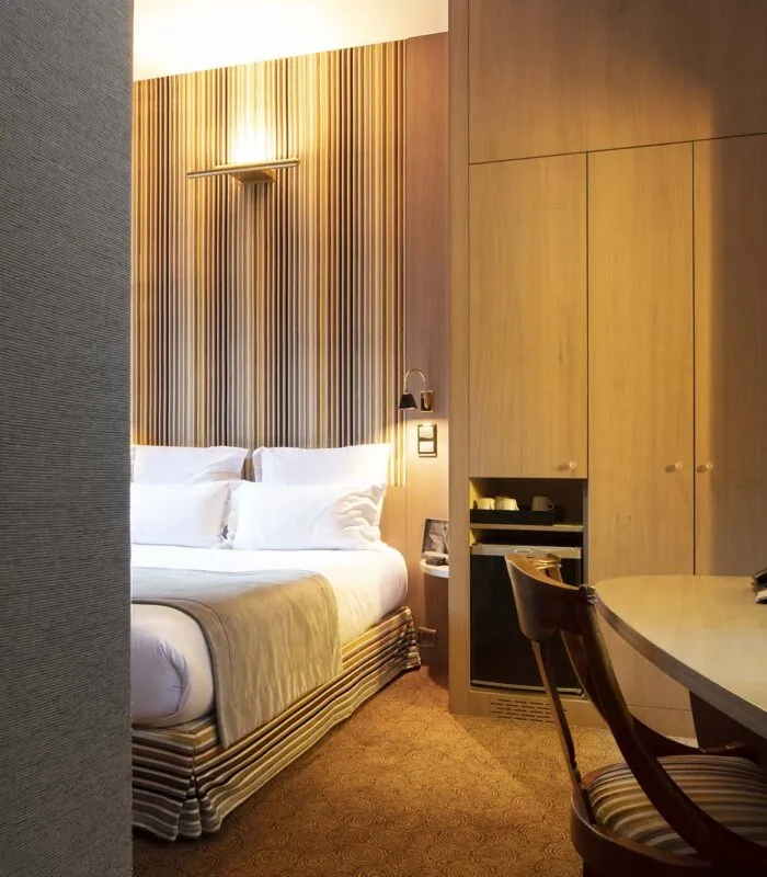 Chambre familiale supérieure vue Jardin avec un lit et un bureau à l’Hôtel Regent’s Garden