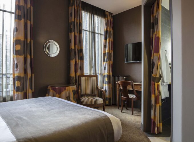 Chambre familiale supérieure vue Jardin avec un lit, une chaise, un bureau et une télévision à l’Hôtel Regent’s Garden