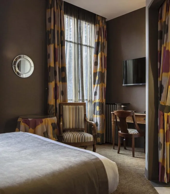 Chambre familiale supérieure vue Jardin avec un lit, une chaise, un bureau et une télévision à l’Hôtel Regent’s Garden