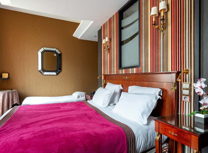 Chambre Privilège Vue Jardin avec deux lits et un miroir au mur à l’hôtel Regent’s Garden