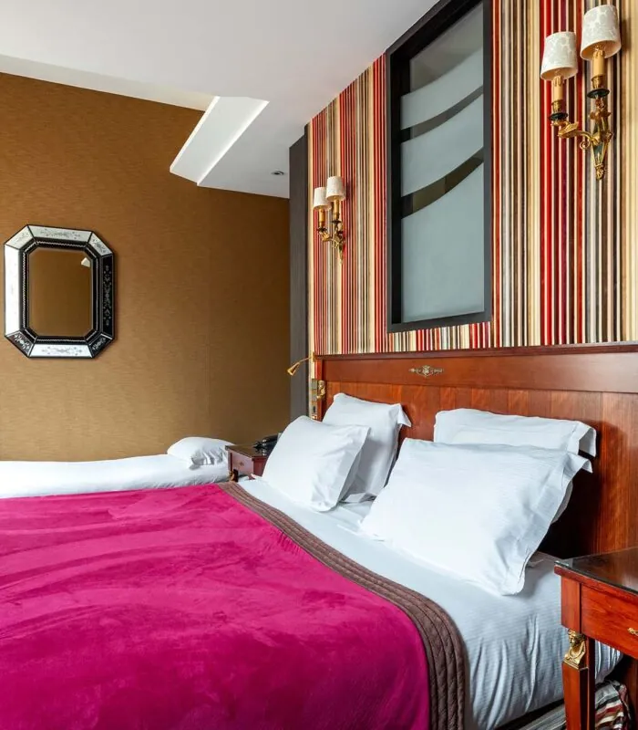 Chambre Privilège Vue Jardin avec deux lits et un miroir au mur à l’hôtel Regent’s Garden