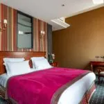 Chambre Privilège Vue Jardin avec un lit et un bureau à l’hôtel Regent’s Garden