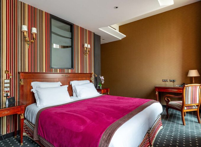 Chambre Privilège Vue Jardin avec un lit et un bureau à l’hôtel Regent’s Garden