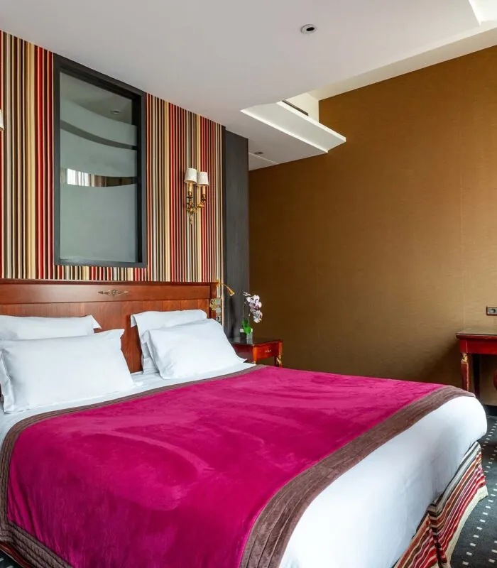 Chambre Privilège Vue Jardin avec un lit et un bureau à l’hôtel Regent’s Garden