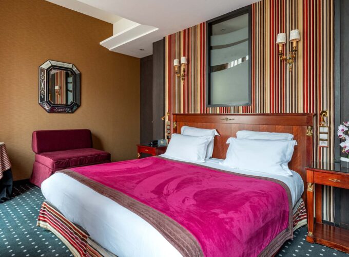 Chambre Privilège Vue Jardin avec un lit et un miroir à l’hôtel Regent’s Garden