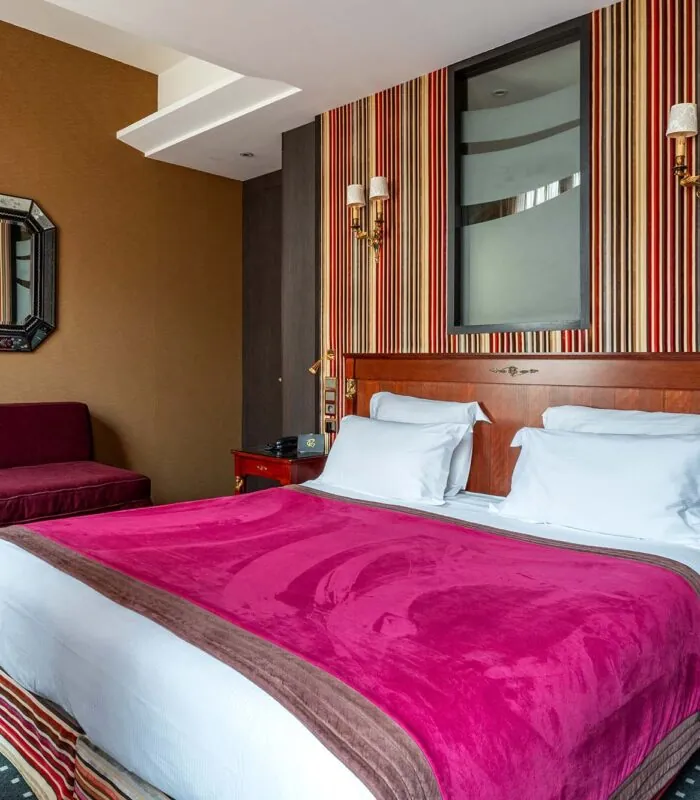 Chambre Privilège Vue Jardin avec un lit et un miroir à l’hôtel Regent’s Garden