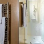 Salle de bain Chambre Privilège Vue Jardin avec un porte-serviettes et une douche à l’hôtel Regent’s Garden