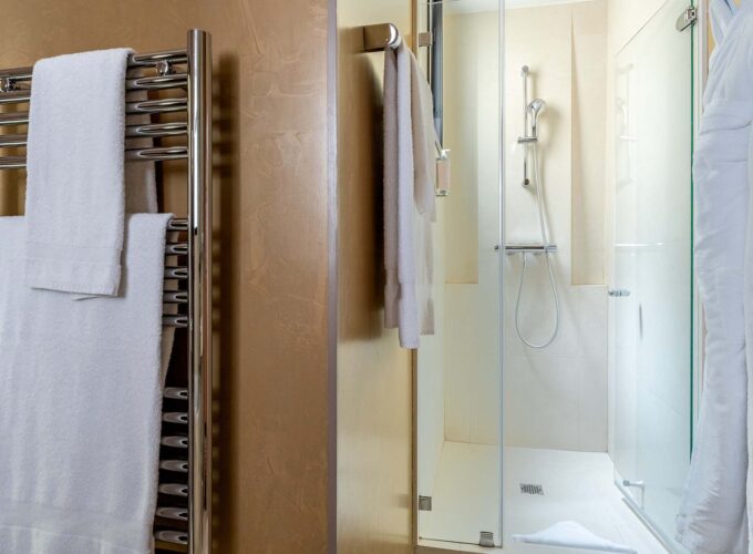 Salle de bain Chambre Privilège Vue Jardin avec un porte-serviettes et une douche à l’hôtel Regent’s Garden