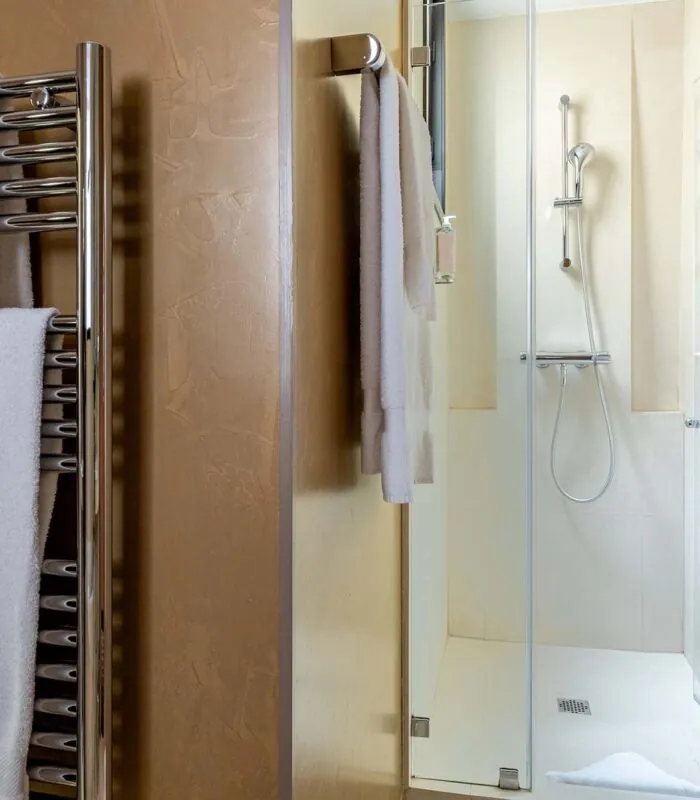 Salle de bain Chambre Privilège Vue Jardin avec un porte-serviettes et une douche à l’hôtel Regent’s Garden