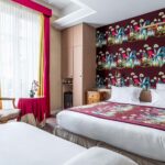 Chambre Privilège Vue Jardin avec un lit et une chaise à l’hôtel Regent’s Garden