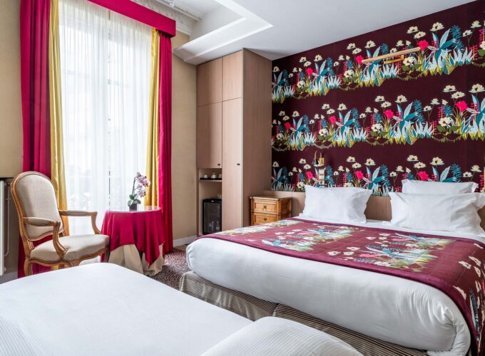 Chambre Privilège Vue Jardin avec un lit et une chaise à l’hôtel Regent’s Garden