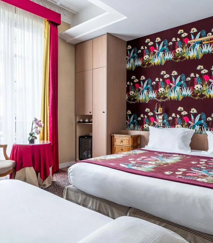 Chambre Privilège Vue Jardin avec un lit et une chaise à l’hôtel Regent’s Garden